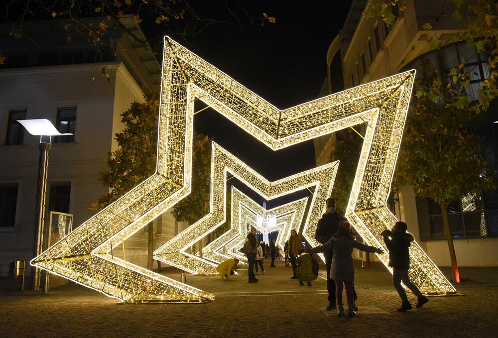<p>U centru Podgorice postavljeni su novogodišnji ukrasi. U foto galeriji pogledajte šta je zabilježio foto reporter "Vijesti", Luka Zeković.</p>