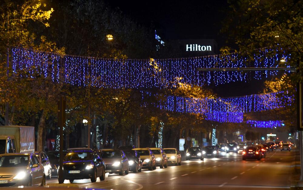 <p>U centru Podgorice postavljeni su novogodišnji ukrasi. U foto galeriji pogledajte šta je zabilježio foto reporter "Vijesti", Luka Zeković.</p>