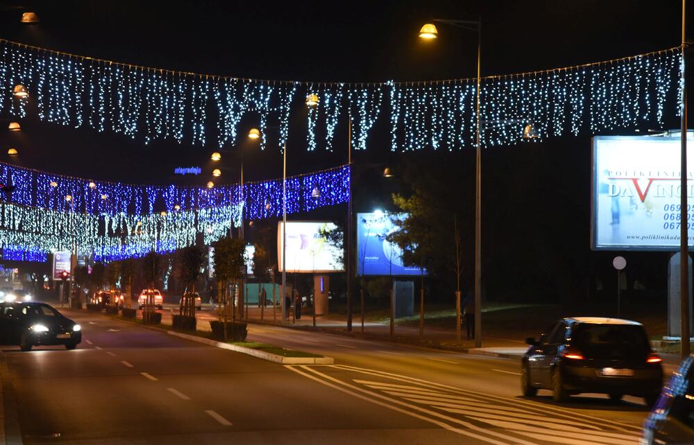 <p>U centru Podgorice postavljeni su novogodišnji ukrasi. U foto galeriji pogledajte šta je zabilježio foto reporter "Vijesti", Luka Zeković.</p>
