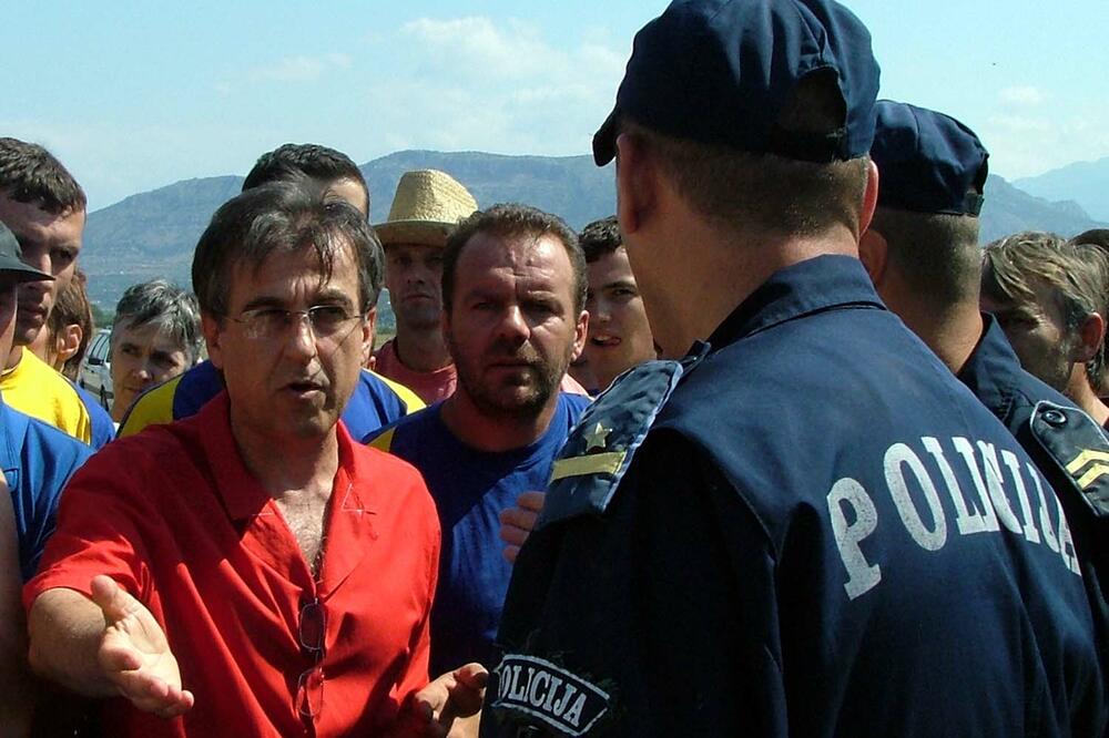 Drekalović pokušava da spriječi rušenje izgrađenog 2005. (arhiva), Foto: Arhiva