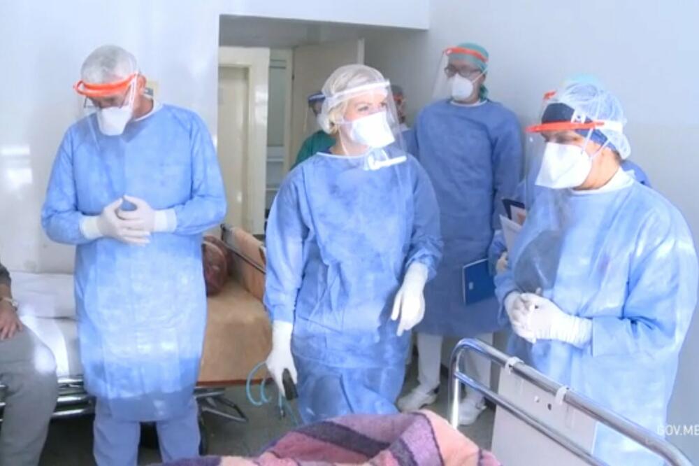 Borovinić Bojović obišča pacijente u barskoj bolnici, Foto: Ministarstvo zdravlja