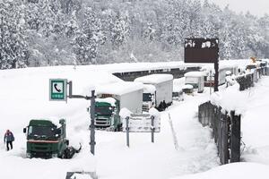 Japan i vremenske nepogode: Sniježna oluja zarobila više od 1.000...