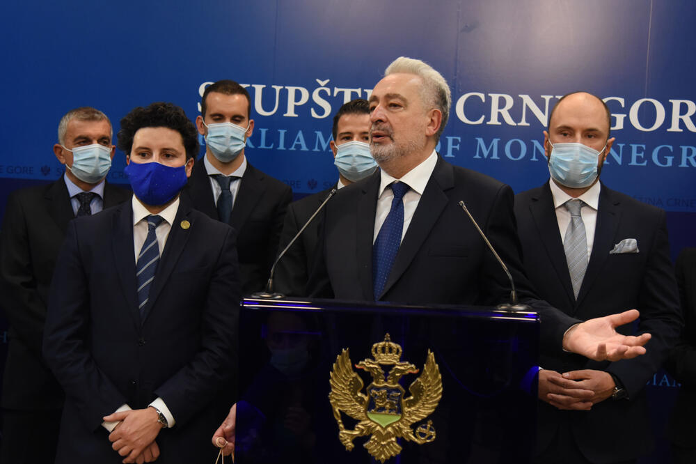 Premijer i dio ministara Vlade Crne Gore, Foto: Savo Prelević