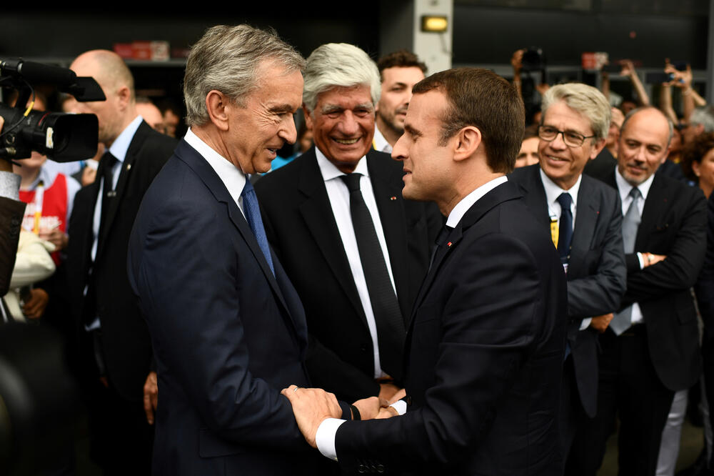 Makron sa Bernarom Arnoom, najbogatijim Francuzom, Foto: REUTERS