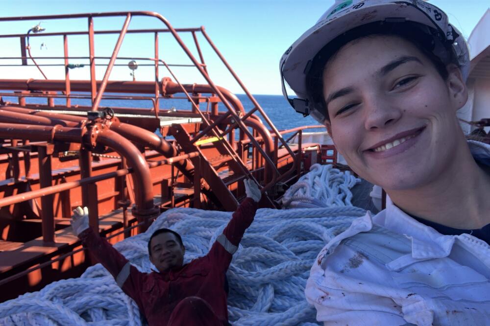 Kolege spremne da pomognu: Isidora sa kolegom, Foto: Privatna arhiva