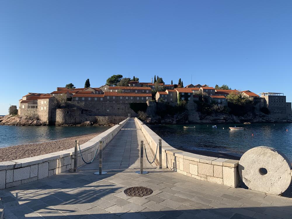 Karađorđevići potražuju i dio Svetog Stefana