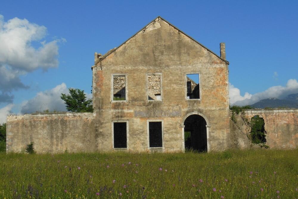 Oronula zgrada nekadašnje škole, Foto: Svetlana Mandić