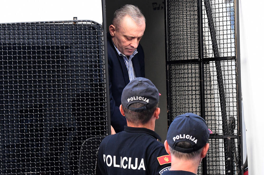 Stijepović stavlja kovertu u džep: Detalj sa snimka, Foto: Savo Prelević