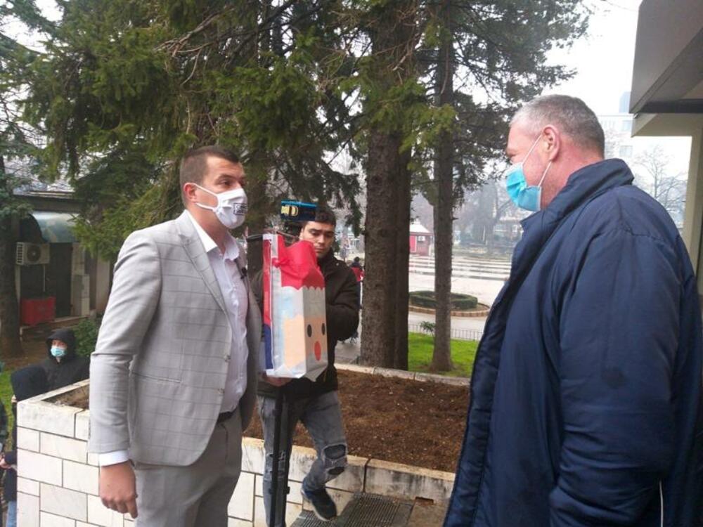 <p>„Po uzoru na to što Simović je želio da tik pred martovske izbore izigrava Deda Mraza mi smo odlučili da ni on ne ostane bez svog novogodišnjeg poklona“, kazao je Mirko Pavićević, član Odbora u Nikšiću</p>