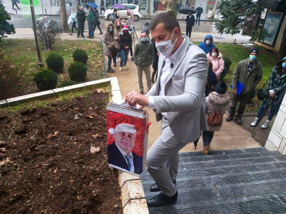 <p>„Po uzoru na to što Simović je želio da tik pred martovske izbore izigrava Deda Mraza mi smo odlučili da ni on ne ostane bez svog novogodišnjeg poklona“, kazao je Mirko Pavićević, član Odbora u Nikšiću</p>