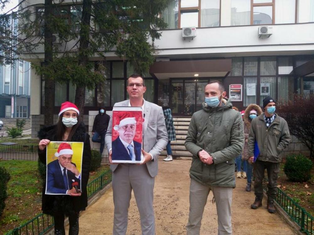 <p>„Po uzoru na to što Simović je želio da tik pred martovske izbore izigrava Deda Mraza mi smo odlučili da ni on ne ostane bez svog novogodišnjeg poklona“, kazao je Mirko Pavićević, član Odbora u Nikšiću</p>