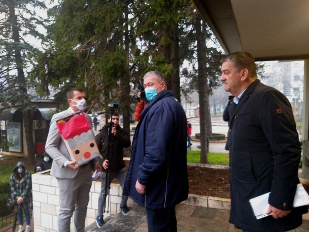 <p>„Po uzoru na to što Simović je želio da tik pred martovske izbore izigrava Deda Mraza mi smo odlučili da ni on ne ostane bez svog novogodišnjeg poklona“, kazao je Mirko Pavićević, član Odbora u Nikšiću</p>