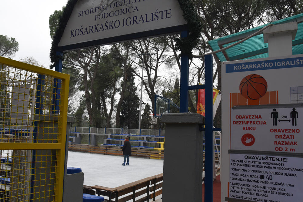 Na ulazu piše da terenom gazduju “Sportski objekti”, Foto: Savo Prelević