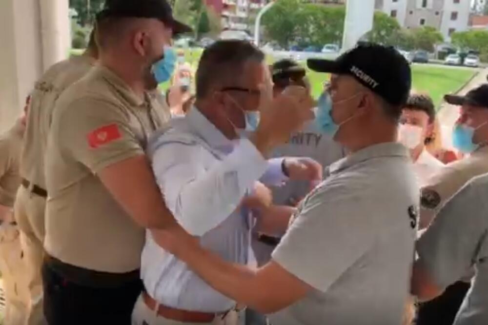 Brojne posljedice nasilne smjene vlasti, Foto: Vuk Lajović