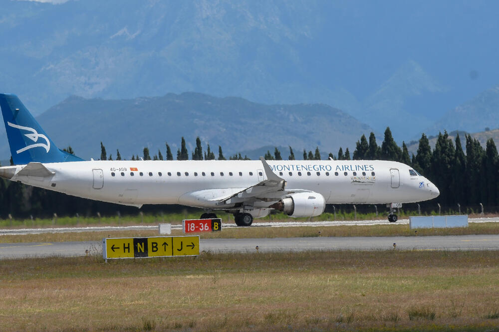 Avion "Montenegro erlajnsa", Foto: Savo Prelević