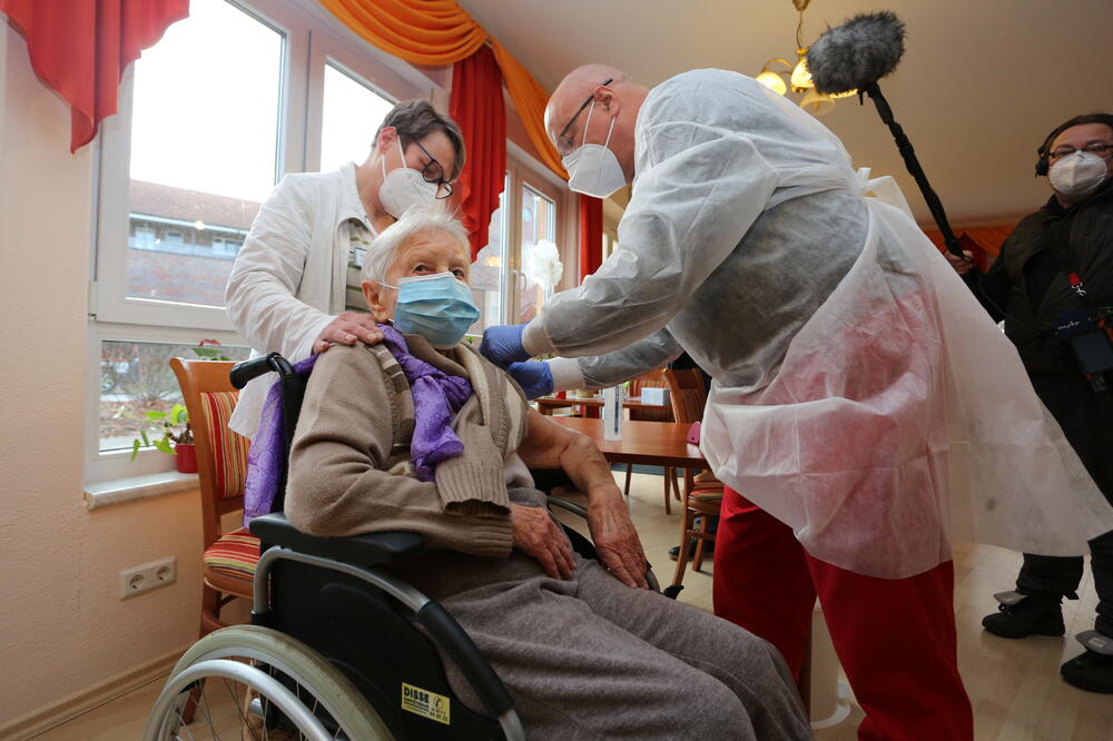 Prva vakcinu primila 101-godišnja Edit Kvoicala, Foto: AP Photo