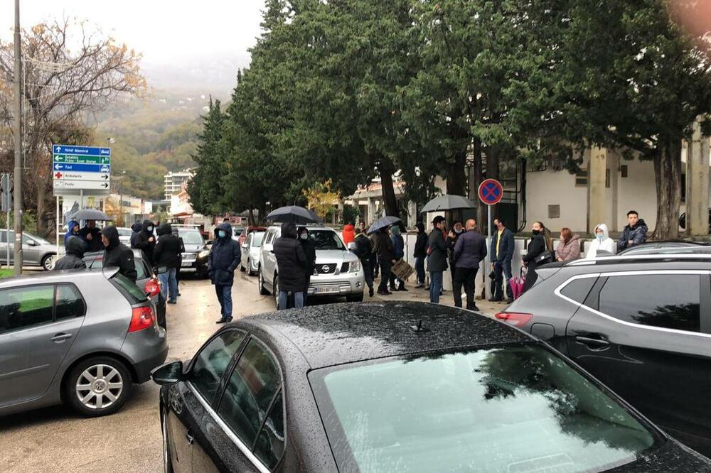 Mještani blokirali ulicu u Pržnu, Foto: Vuk Lajović