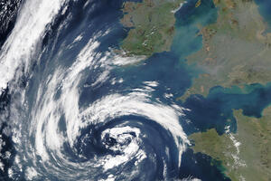 Djelove Britanije pogodila orkanska oluja, ometen saobraćaj