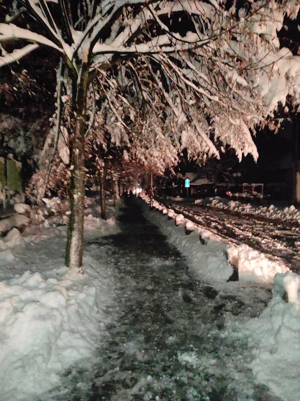 <p>U Kolašinu samo par ugostiteljskih objekata ima agregate, dok je većina kafića juče radila pod šterikama</p>