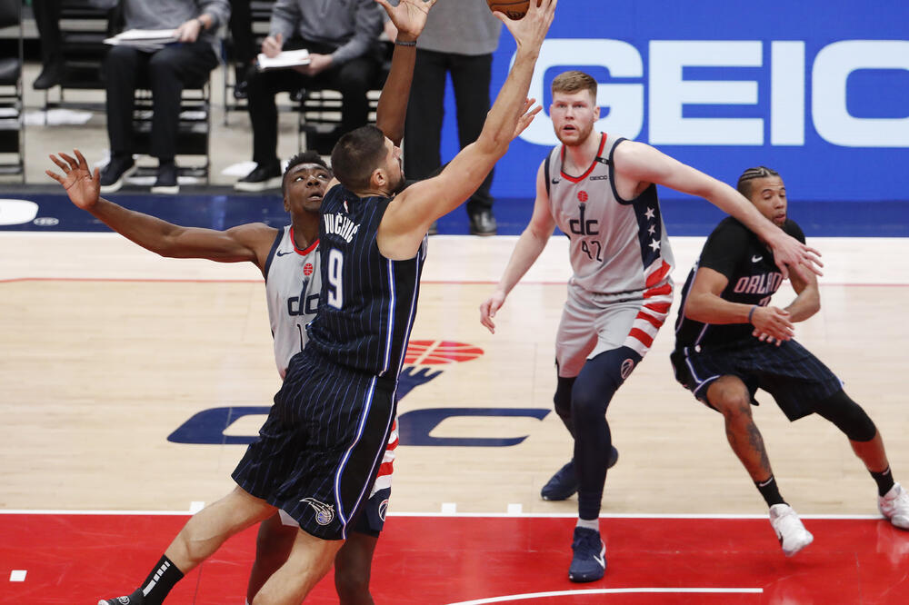 Vučević u duelu sa centrom Vašingtona Tomasom Brajantom, Foto: Beta/AP