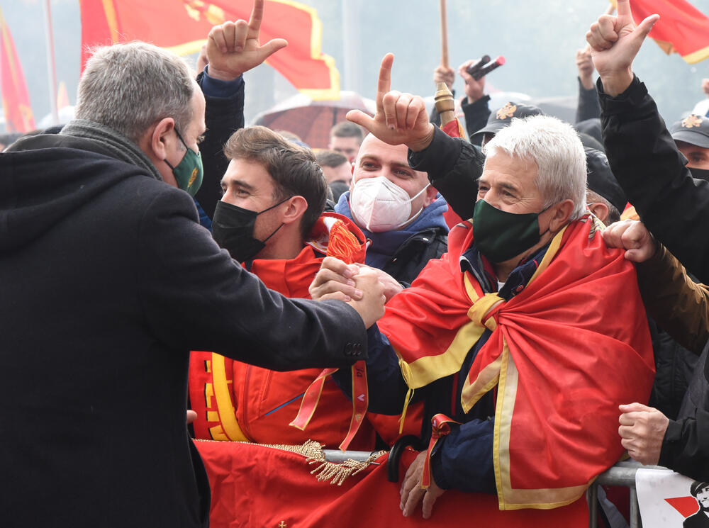 <p>Opozicioni poslanici pozdravili okupljenje ispred parlamenta, koji su ih dočekali ovacijama</p>