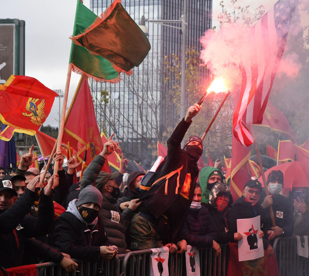 <p>Opozicioni poslanici pozdravili okupljenje ispred parlamenta, koji su ih dočekali ovacijama</p>