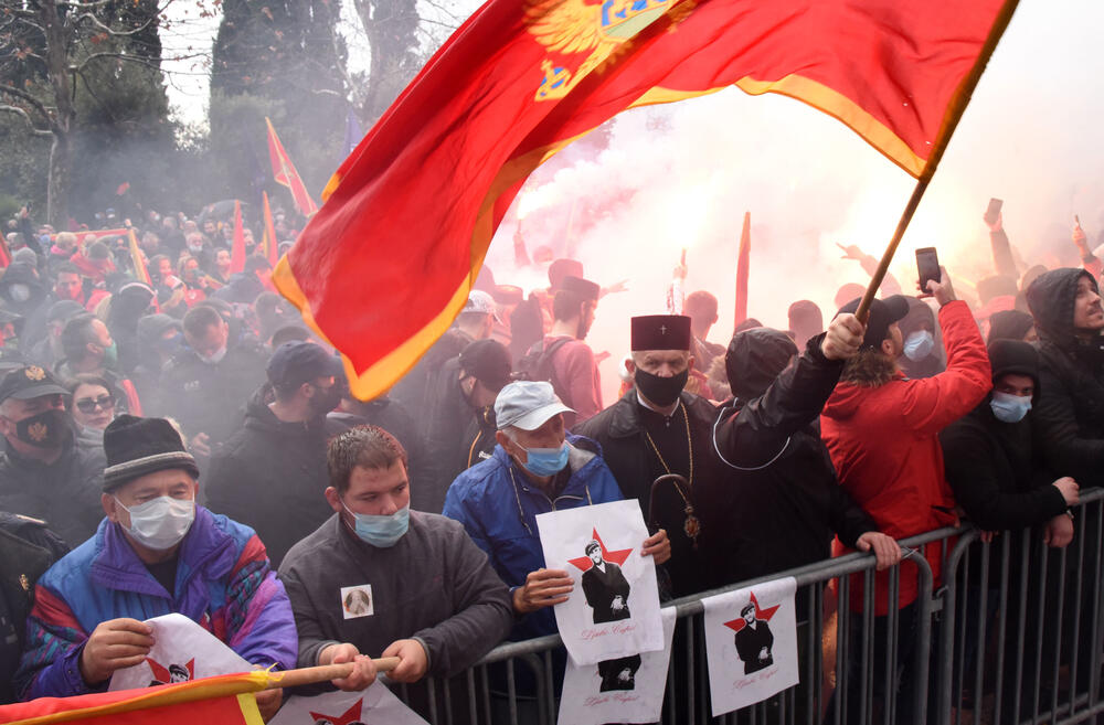<p>Opozicioni poslanici pozdravili okupljenje ispred parlamenta, koji su ih dočekali ovacijama</p>