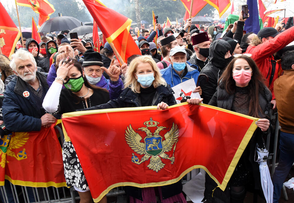 <p>Opozicioni poslanici pozdravili okupljenje ispred parlamenta, koji su ih dočekali ovacijama</p>