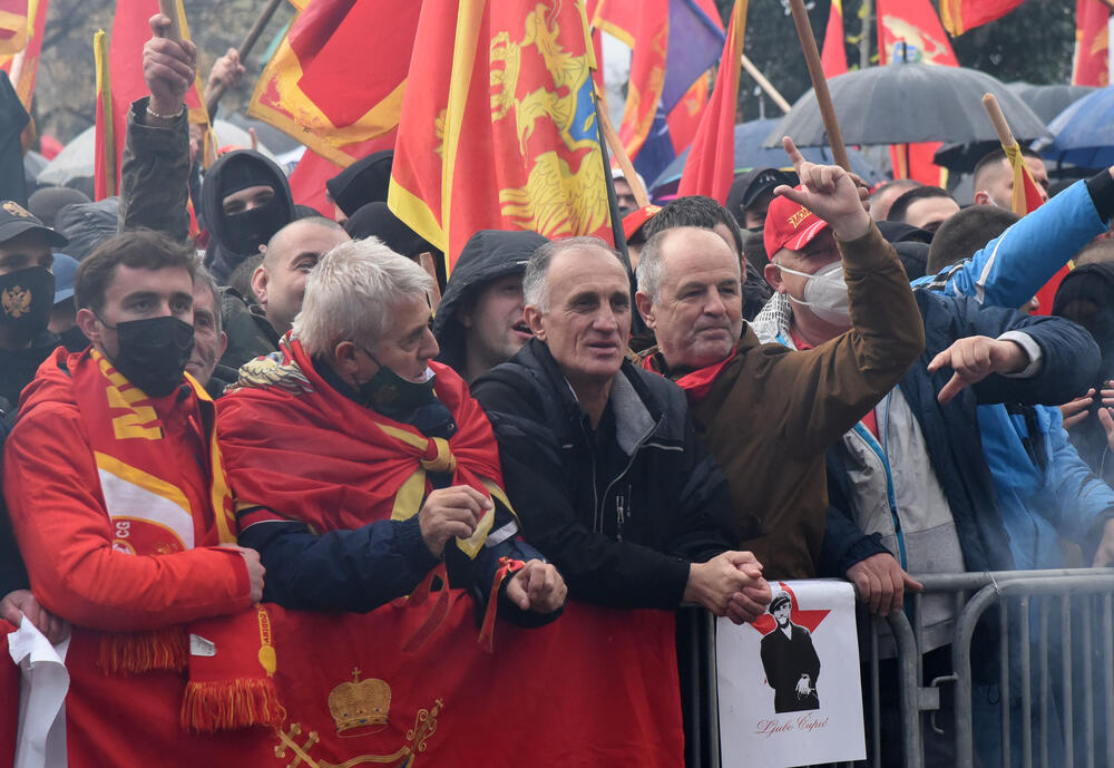<p>Opozicioni poslanici pozdravili okupljenje ispred parlamenta, koji su ih dočekali ovacijama</p>