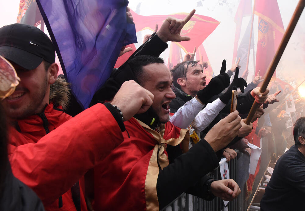 <p>Opozicioni poslanici pozdravili okupljenje ispred parlamenta, koji su ih dočekali ovacijama</p>