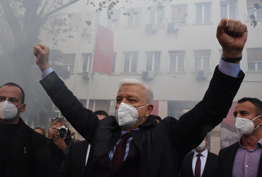 <p>Opozicioni poslanici pozdravili okupljenje ispred parlamenta, koji su ih dočekali ovacijama</p>