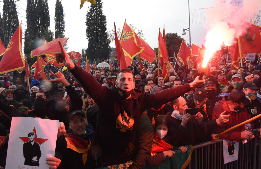 <p>Opozicioni poslanici pozdravili okupljenje ispred parlamenta, koji su ih dočekali ovacijama</p>