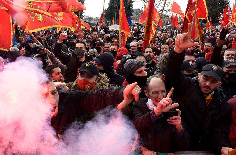 <p>Opozicioni poslanici pozdravili okupljenje ispred parlamenta, koji su ih dočekali ovacijama</p>