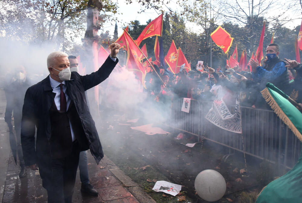 <p>Opozicioni poslanici pozdravili okupljenje ispred parlamenta, koji su ih dočekali ovacijama</p>
