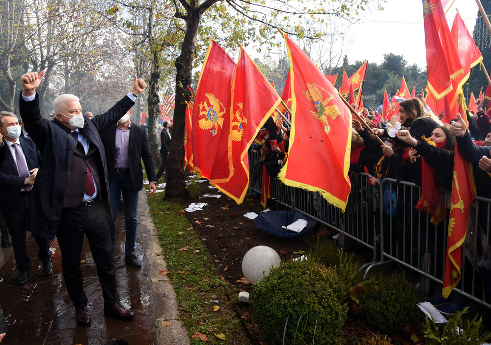<p>Opozicioni poslanici pozdravili okupljenje ispred parlamenta, koji su ih dočekali ovacijama</p>