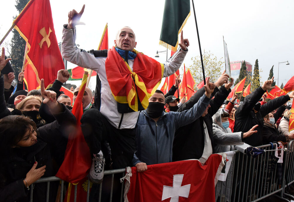 <p>Opozicioni poslanici pozdravili okupljenje ispred parlamenta, koji su ih dočekali ovacijama</p>