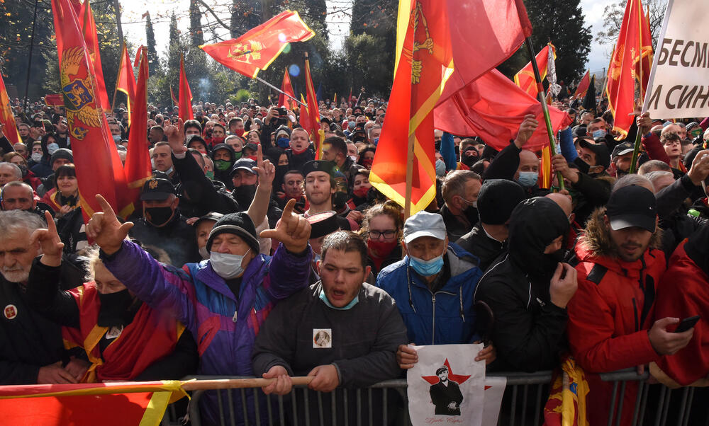 <p>Opozicioni poslanici pozdravili okupljenje ispred parlamenta, koji su ih dočekali ovacijama</p>