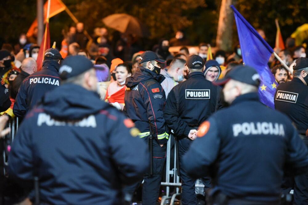 Ispred Skupštine, Foto: Savo Prelević