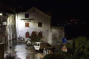 Donja Lastva: Talasi zapljuskuju kuće