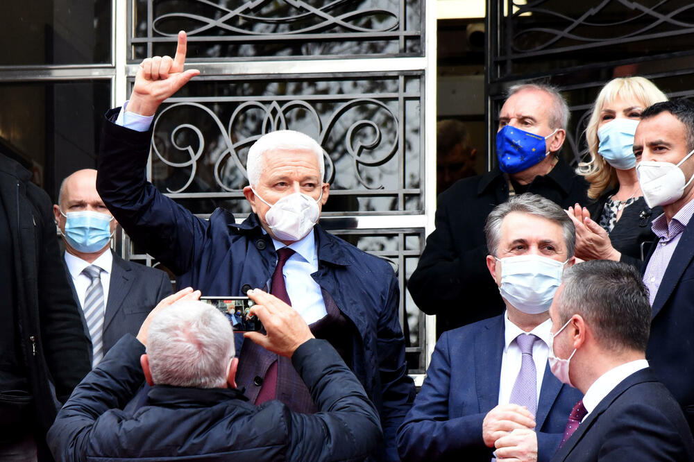 Poslanici DPS-a juče ispred Skupštine, Foto: Luka Zeković