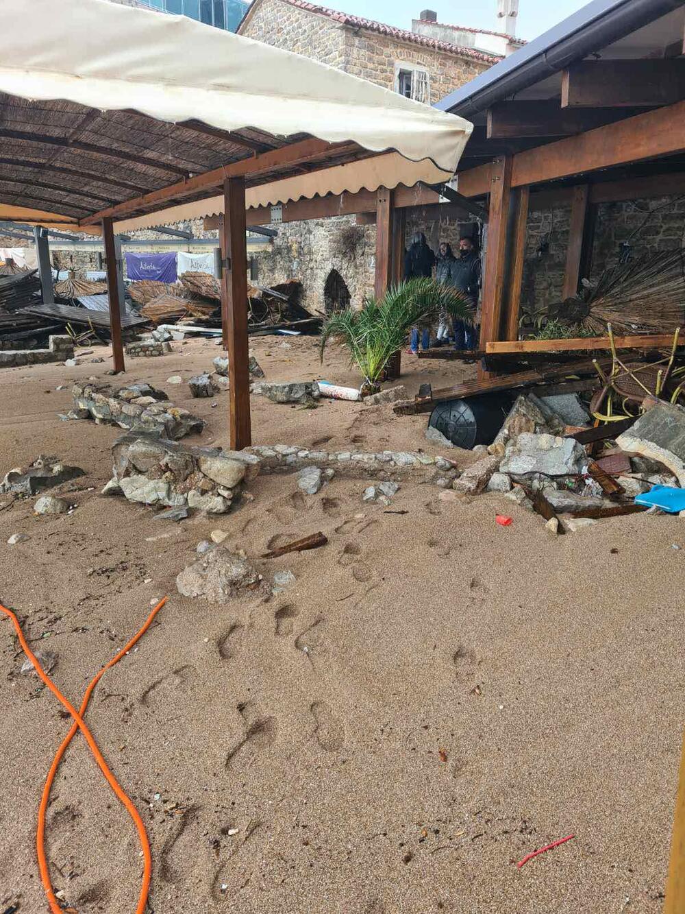 <p>Veliki talasi demolirali su ugostiteljske terase na starogradskoj plaži Brijeg od Budve (Ričardova glava). Kompletan inventar je uništen</p>
