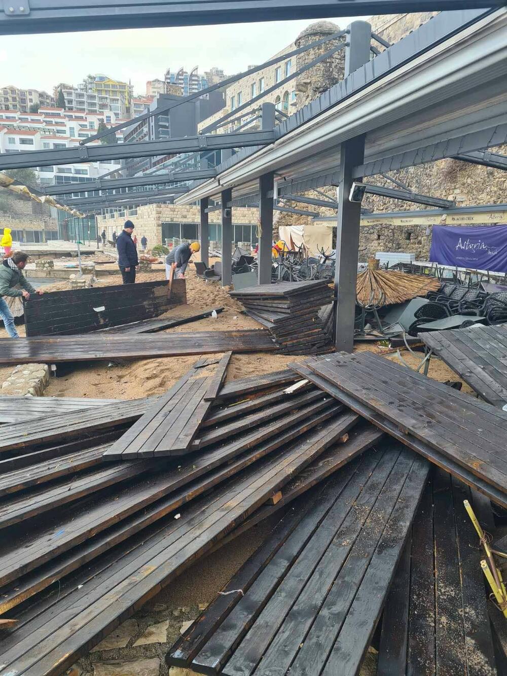 <p>Veliki talasi demolirali su ugostiteljske terase na starogradskoj plaži Brijeg od Budve (Ričardova glava). Kompletan inventar je uništen</p>