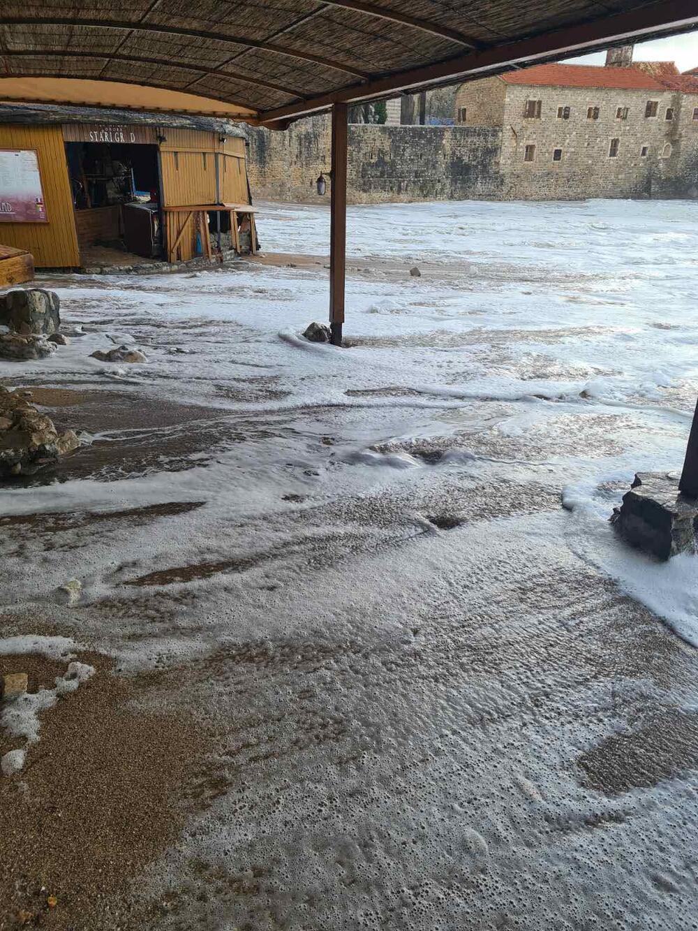 <p>Veliki talasi demolirali su ugostiteljske terase na starogradskoj plaži Brijeg od Budve (Ričardova glava). Kompletan inventar je uništen</p>