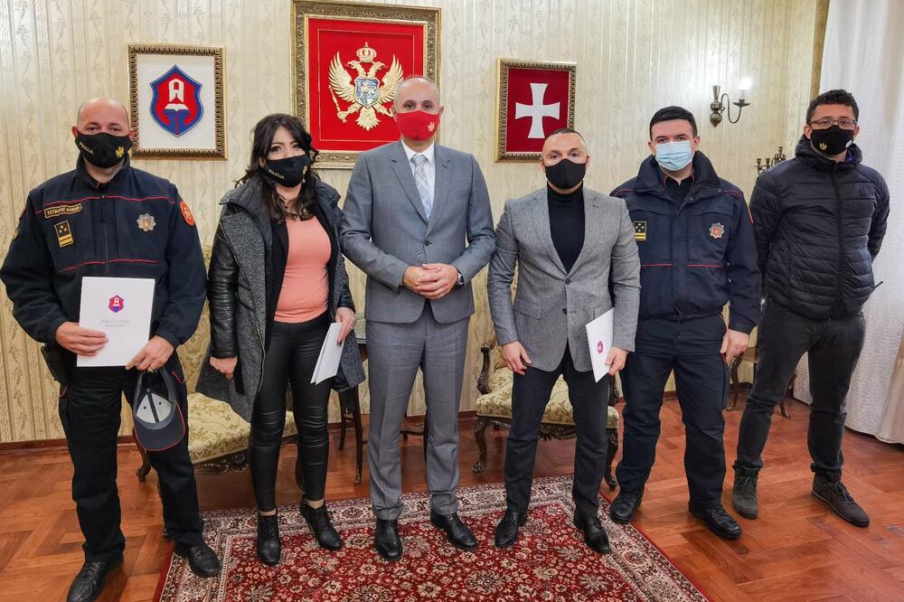 Kašćelan sa nagrađenim policijskim službenicima, Foto: Prijestonica Cetinje