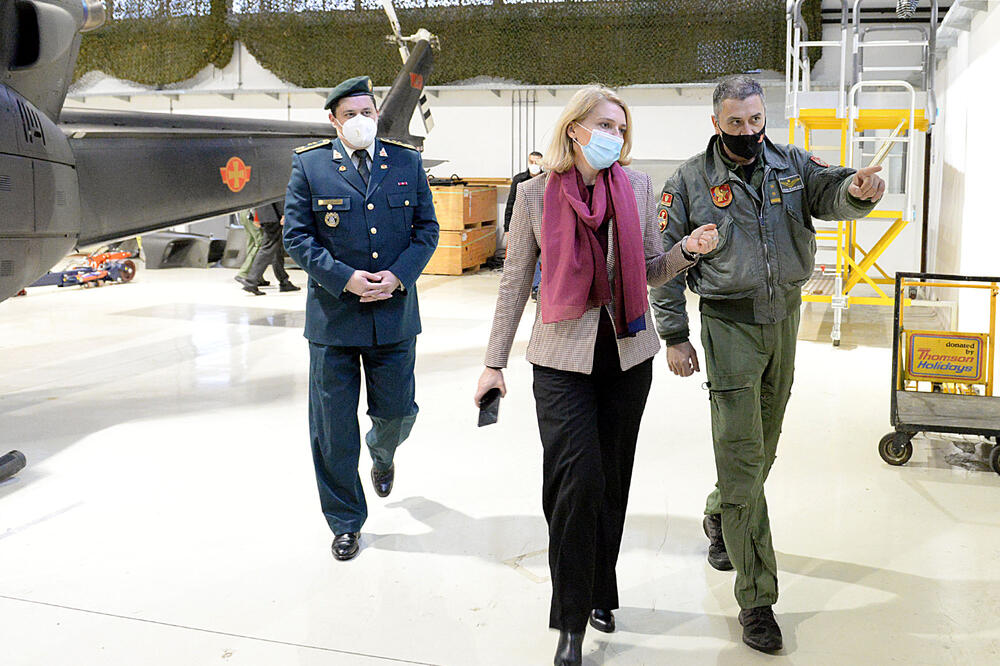 Injac tokom posjete aerodromu, Foto: Ministarstvo odbrane
