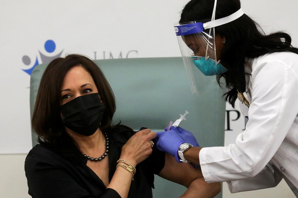 Haris prima vakcinu, Foto: Reuters