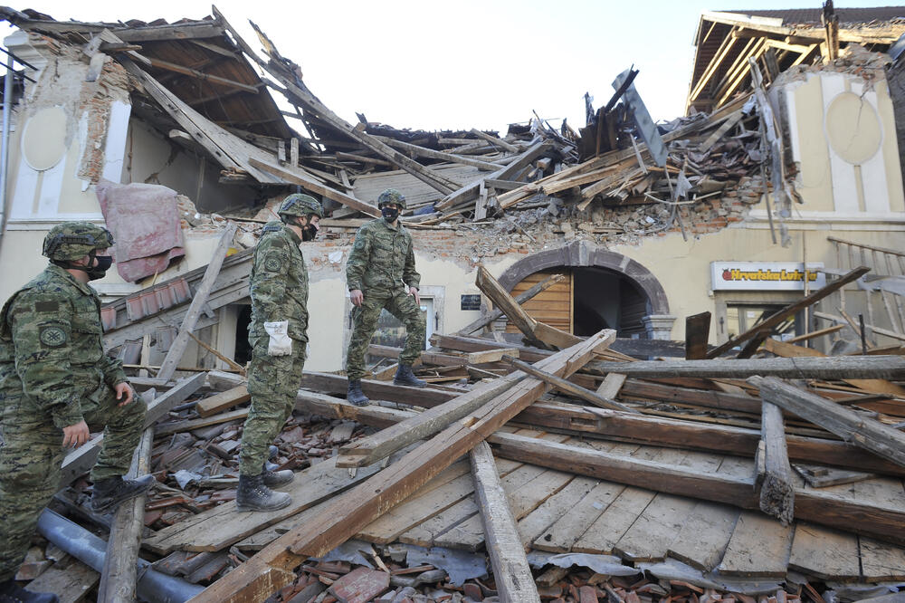 Vojnici pretražuju ruševine zgrade u Petrinji, Foto: Beta/AP