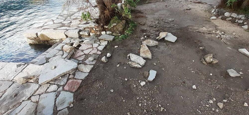 <p>More je potkopalo i temelj jednog velikog reklamnog bilborda na Opatovu kojeg će takođe biti potrebno ukloniti da ne bi pao na kolovoz Jadranske magistrale</p>