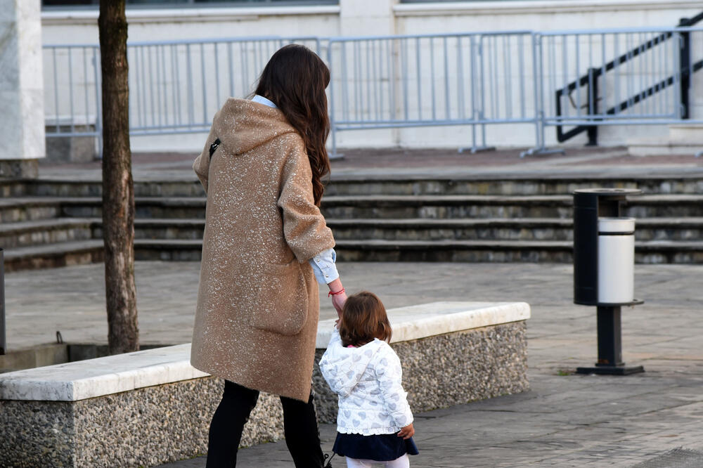 Malo žalbi na kršenje Vladine naredbe: Poštovala se mjera plaćenog odustva ili je zaposlene roditelje bilo strah (ilustracija), Foto: Luka Zeković