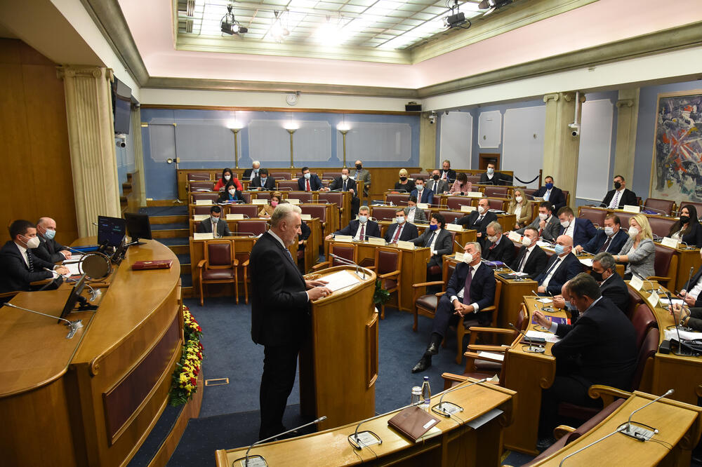 Propisi su jasni, prakse nema: Đukanović u parlamentu, Foto: Savo Prelević